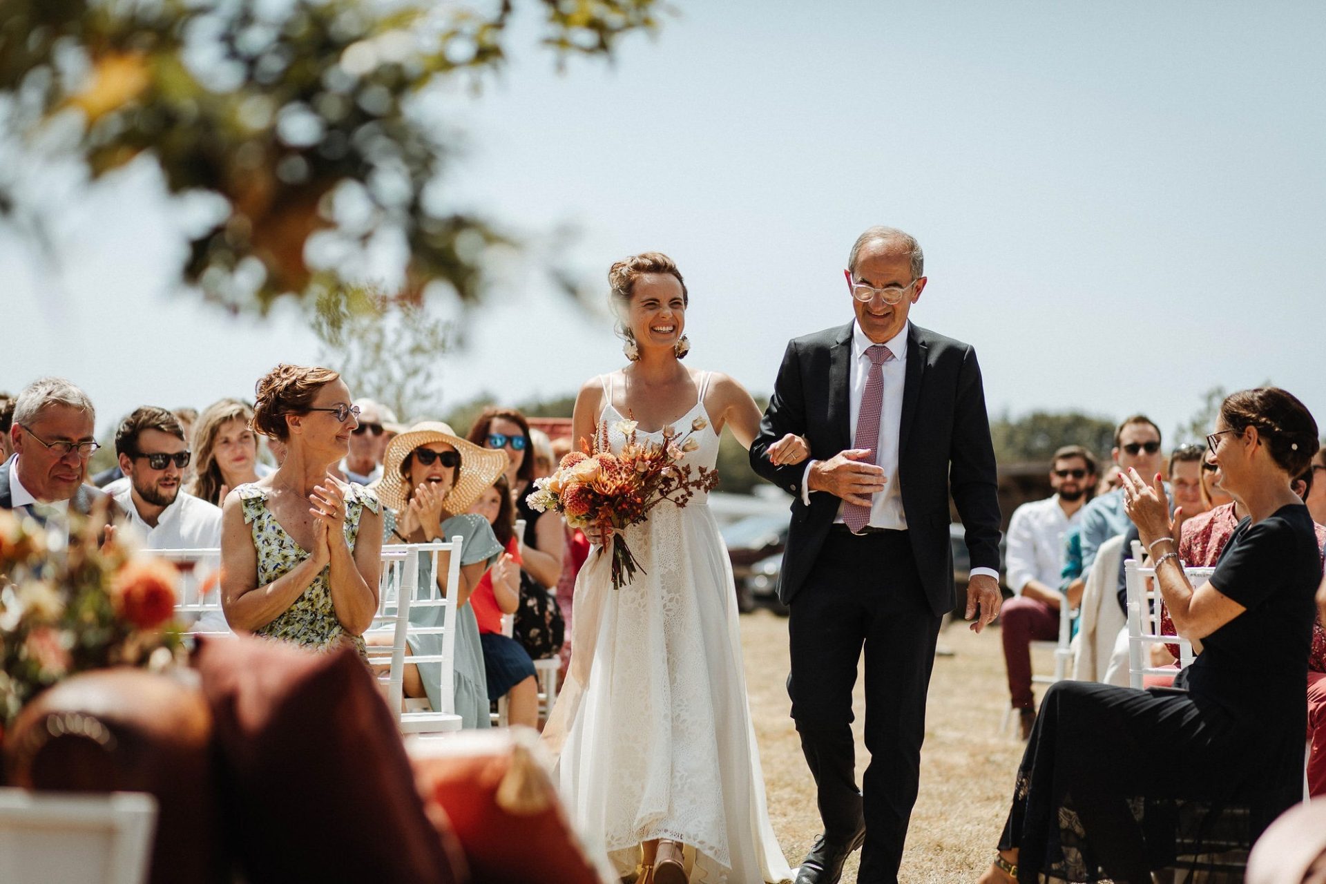 Cérémonie de mariage en plein air à Rennes avec invités réunis sous une lumière douce.