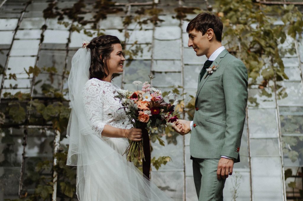Photo de mariage capturant le regard complice des mariés lors de leur séance couple à Rennes.