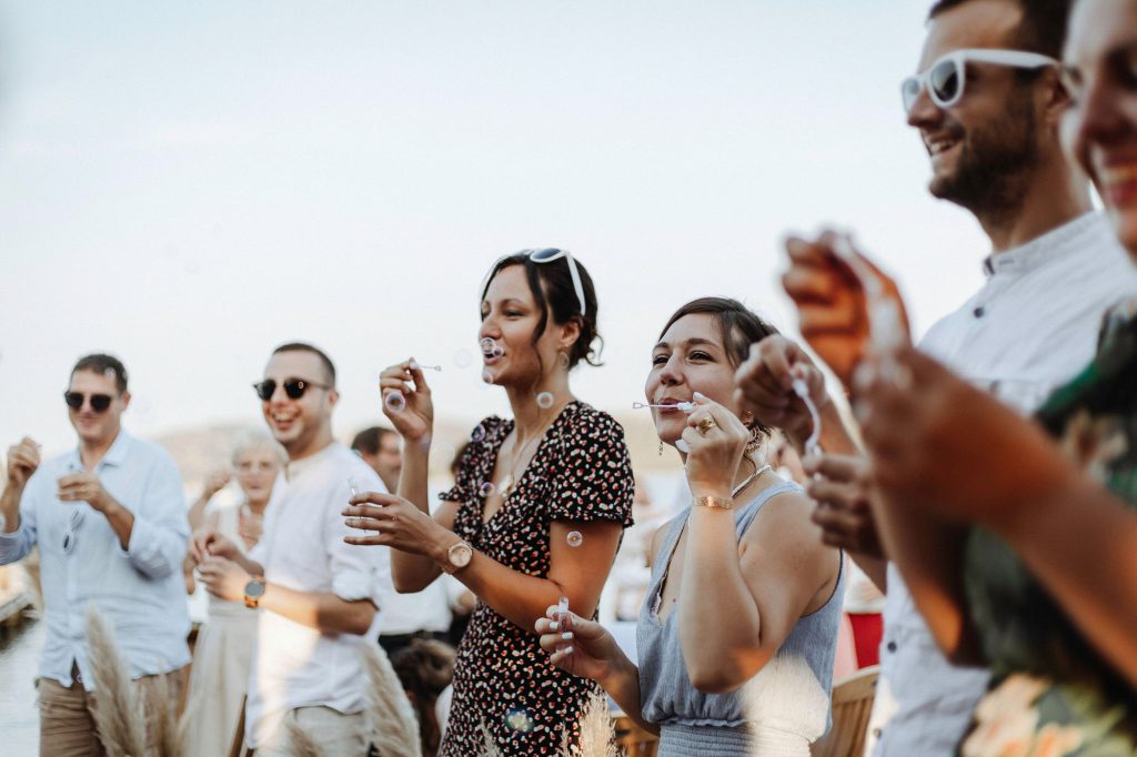 moment de bonheur dans un mariage lors d'une cérémonie laïque en extérieur en Bretagne