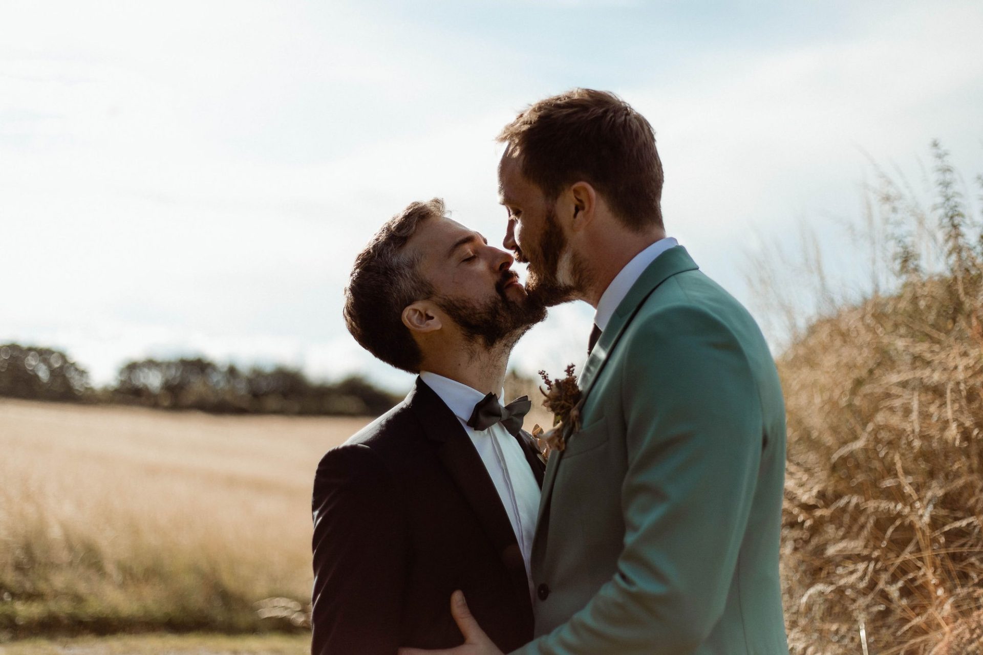 portrait tendre d'un couple de mariés hommes lors d'un mariage à Rennes