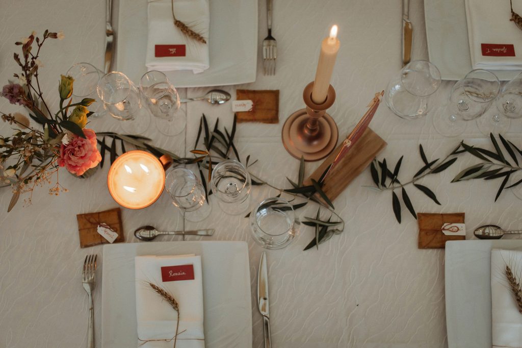 Détails de la décoration de table de mariage, style romantique et bohème.