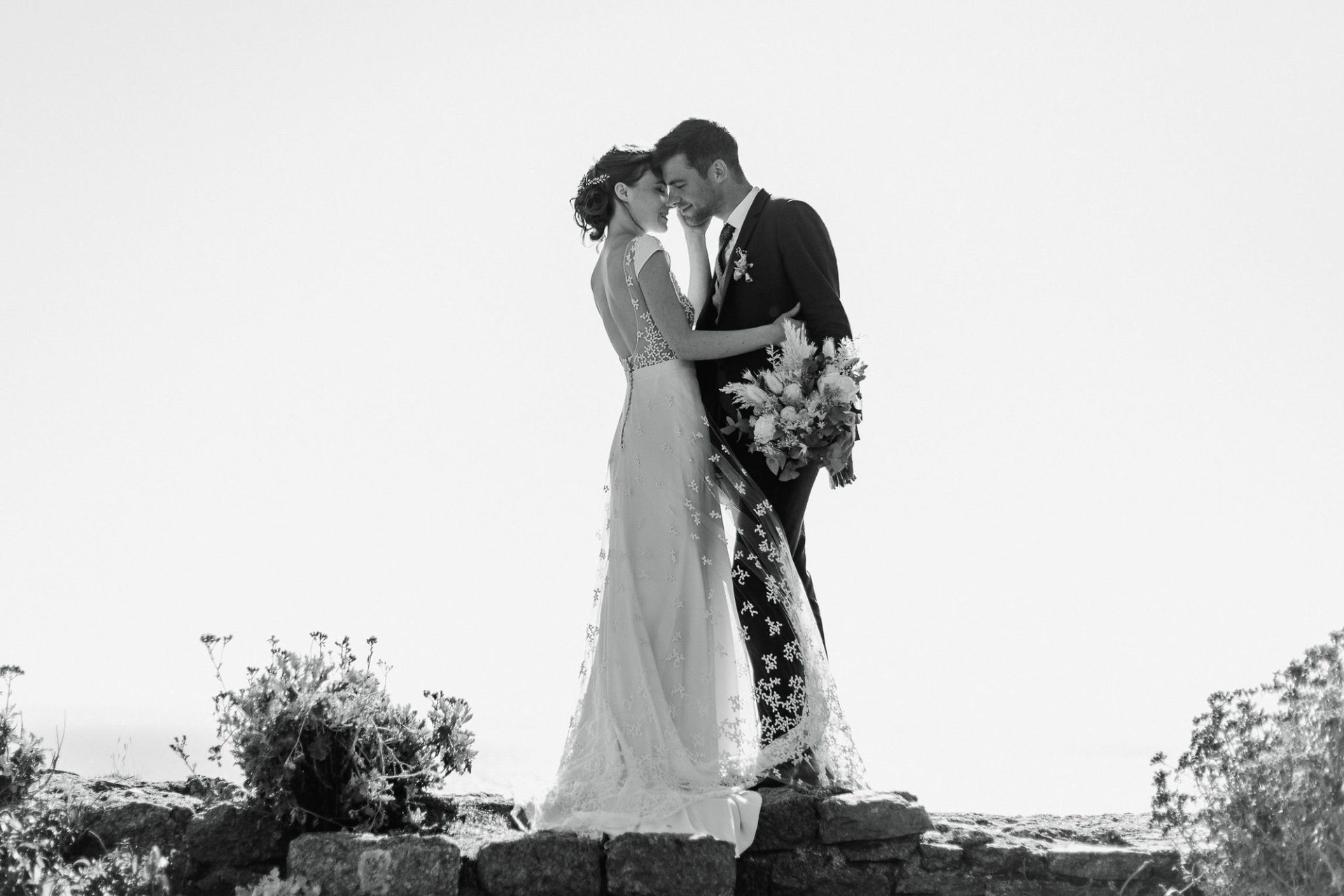 Sublime portrait des mariés en noir et blanc lors d'une séance couple pendant leur mariage à Rennes